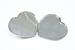 割れた手鏡(折り畳み式・コンパクトミラー)の修理・修復事例③(修理前)
