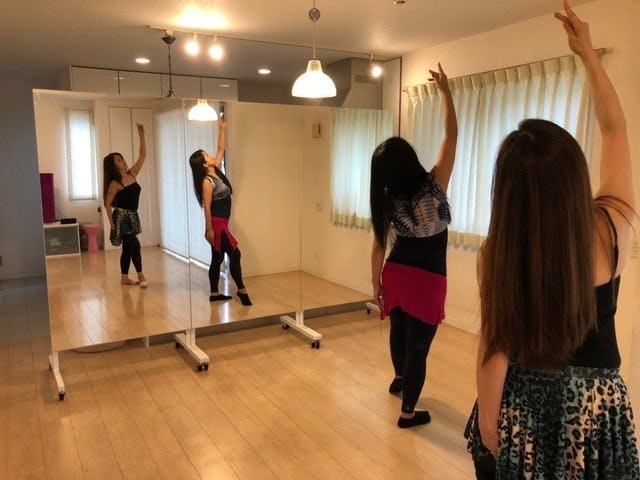 当店のダンス練習用鏡は複数枚を並べて大きな鏡にできる - 移動式スポーツミラー用