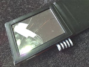 割れた手鏡(折り畳み式・コンパクトミラー)の修理・修復事例①(修理前)