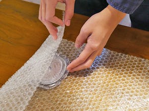 修理する鏡の送り方 - プチプチやタオルなどに包む