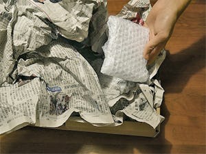 修理する鏡の送り方 - 新聞紙などで動かないように