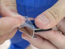 ツメ金具を利用した中型の鏡の取り付け方・施工方法 - ⑤金具の保護テープを剥がす