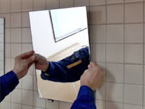 ツメ金具を利用した中型の鏡の取り付け方・施工方法 - ⑧下の金具に鏡を載せ、左右の位置を合わせる