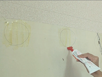 壁に大型の鏡を貼り付け方・施工方法 - ⑤ミラーマットの位置に速乾ボンドを塗る