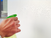 シールミラー(シートミラー)の貼り方・手順(3) - 貼る場所をキレイにして、石鹸水をかける
